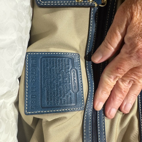 Coach tote bag. NO. 11085 Green with gold closures. Brand new, never used - Picture 8 of 8